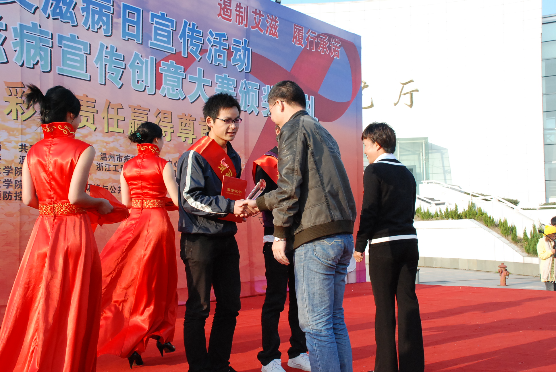 我院党委李方强副书记为获奖选手颁奖