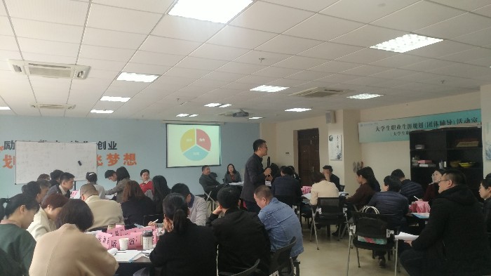 参训学员认真听讲.jpg