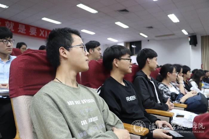 学生认真听讲.JPG