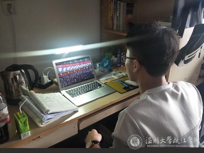 学生观看.jpg