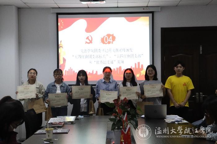 团学指导老师黄杰颁奖.JPG
