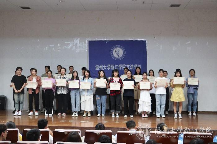 黄杰老师颁发优秀学员证书.JPG
