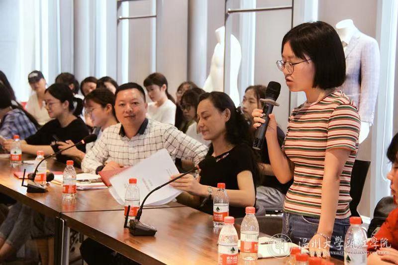 学生依次发表并参与提问和讨论.jpg