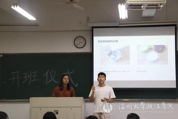 学长讲解双皮奶制作过程.JPG