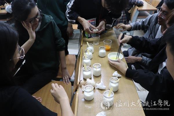 同学们兴趣盎然.JPG