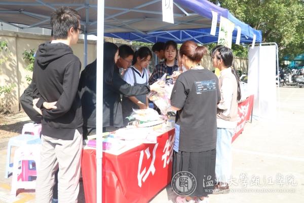 同学们交换物品.jpg