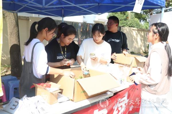 同学们领取多肉.jpg