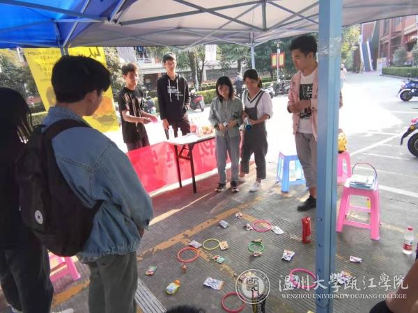 同学们参与套圈游戏.jpg