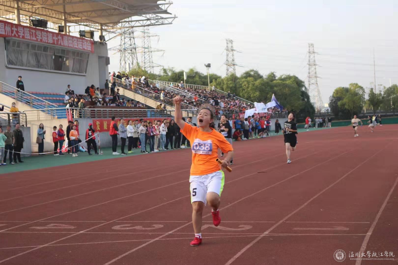 女子4x100获胜瞬间.jpg
