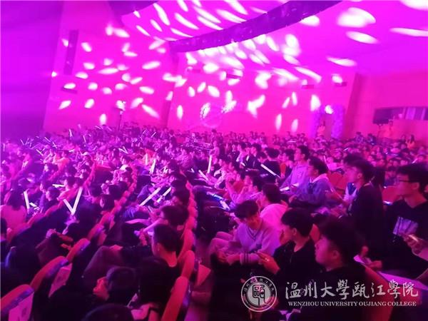 现场观众热情高涨.jpg