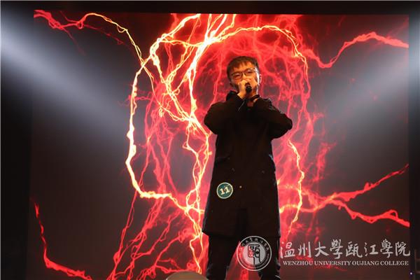 选手演唱《苦行僧》.jpg