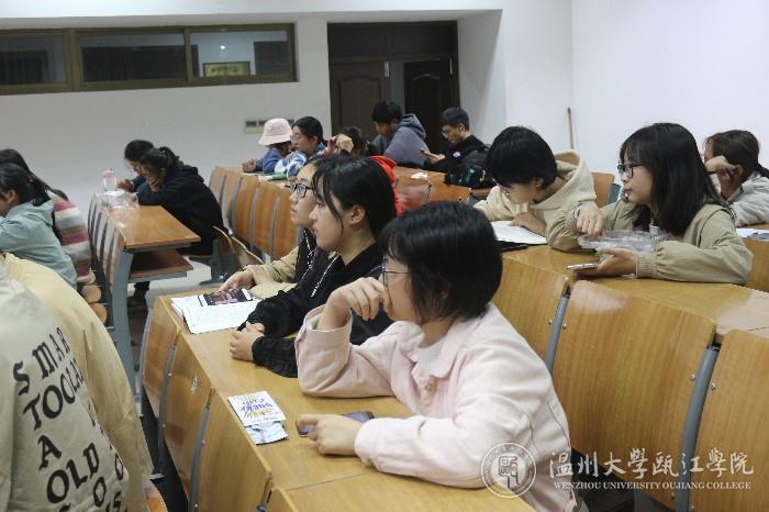 同学听课2.JPG