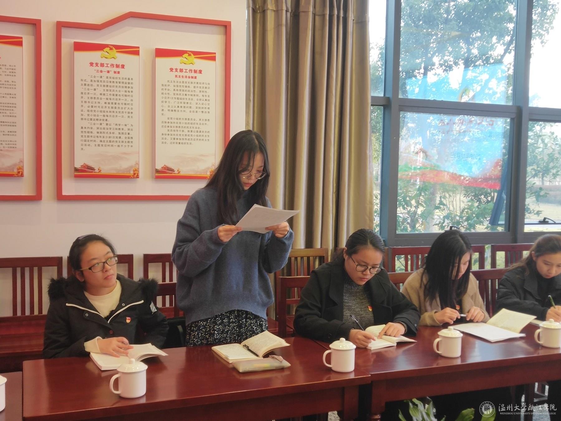 入党介绍人林雅南宣读预备党员候选人情况.jpg
