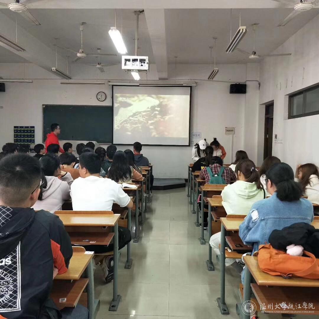 数学与信息工程学院全体学生党员和积极分子观看廉洁纪录片.jpg