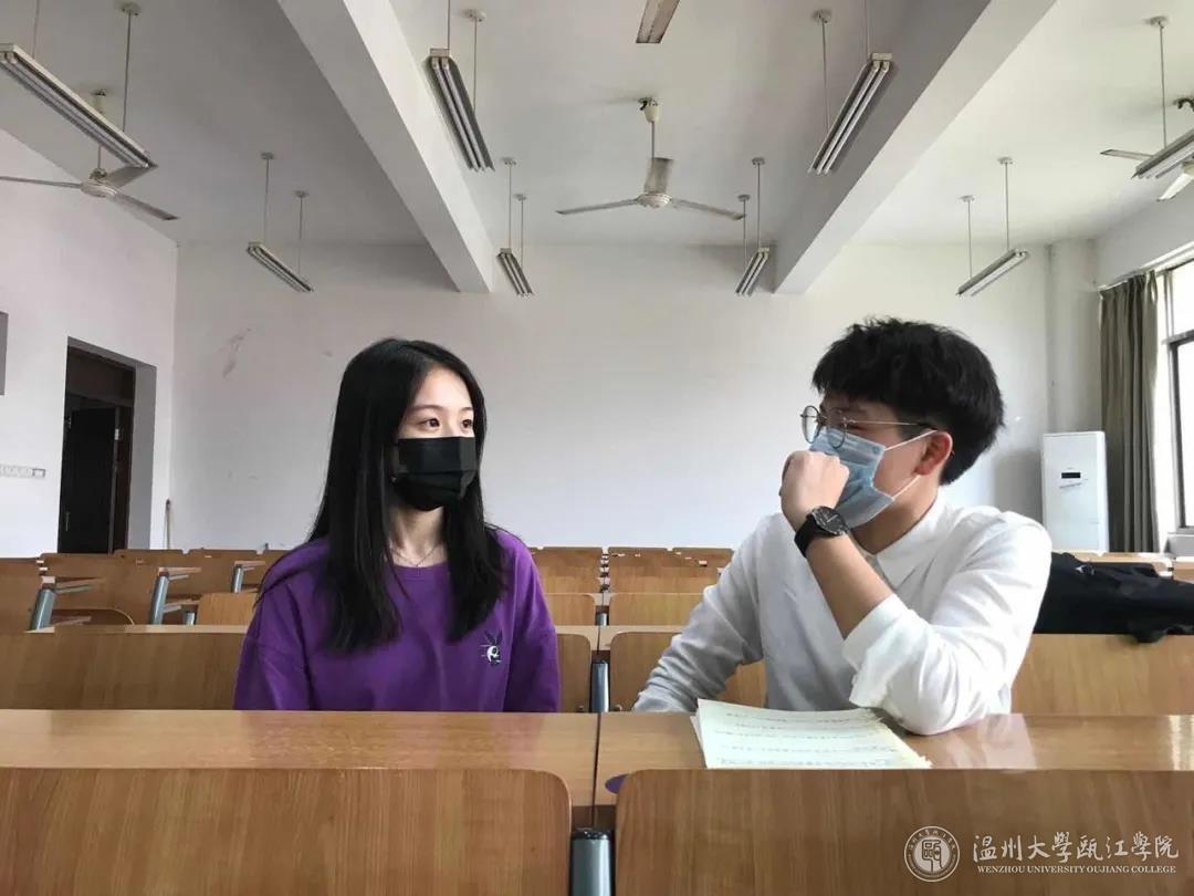 采访瓯江学院学生.jpg