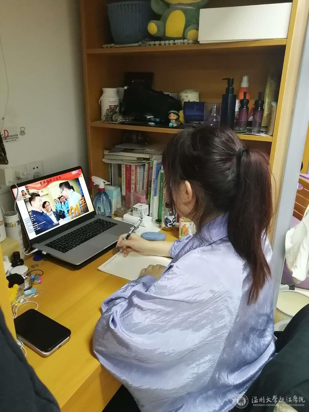 学生进行线上学习.jpg