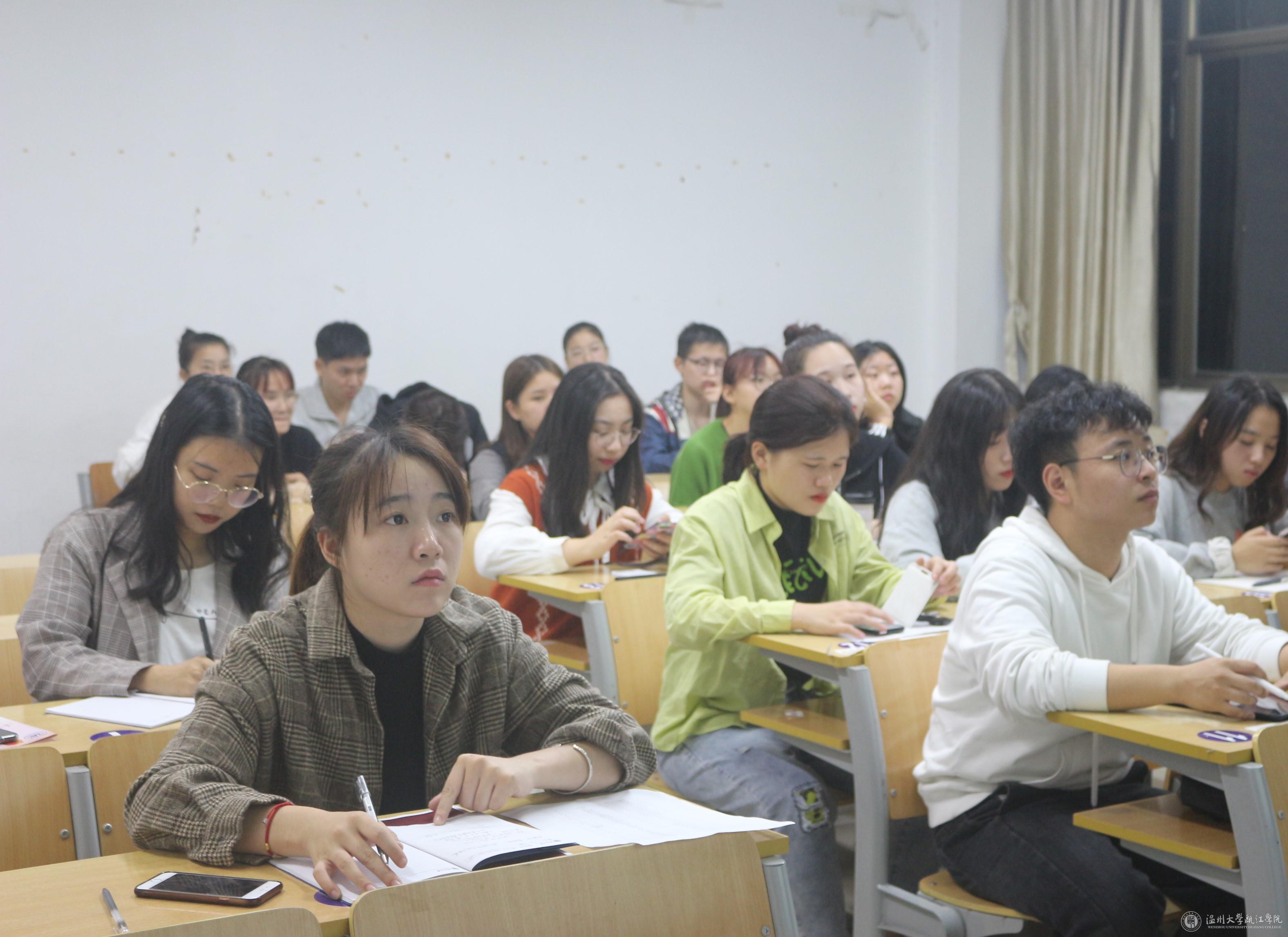 团支书们认真听该次会议并记录.jpg
