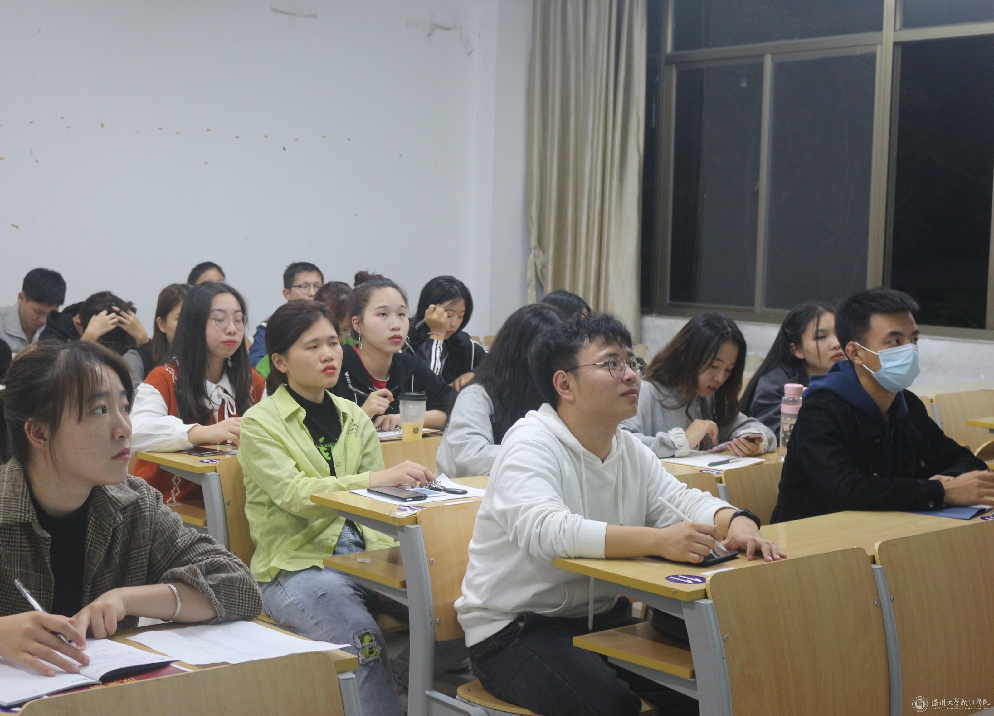 团支书们认真听如何使用智慧团建.jpg
