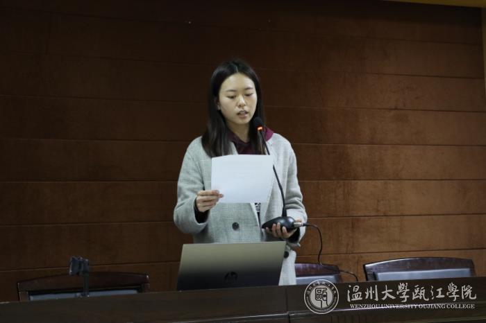 余丽丽老师宣读优秀学员名单.JPG