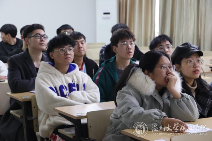 学生到场.JPG