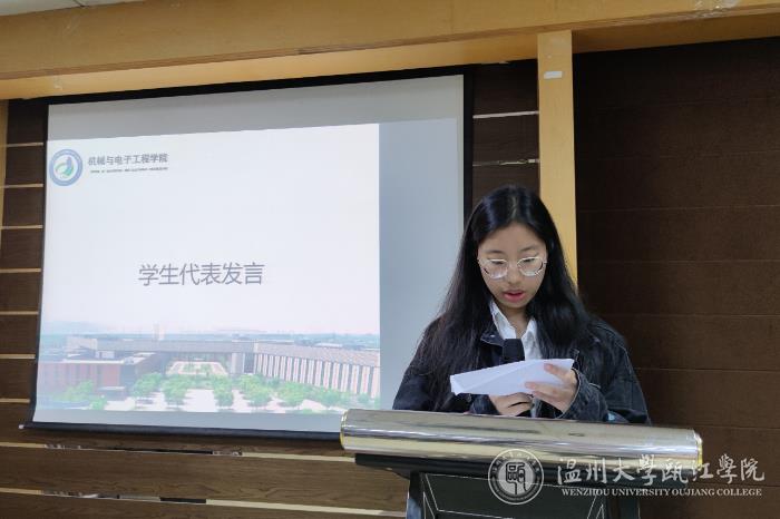 学生代表发言.jpg