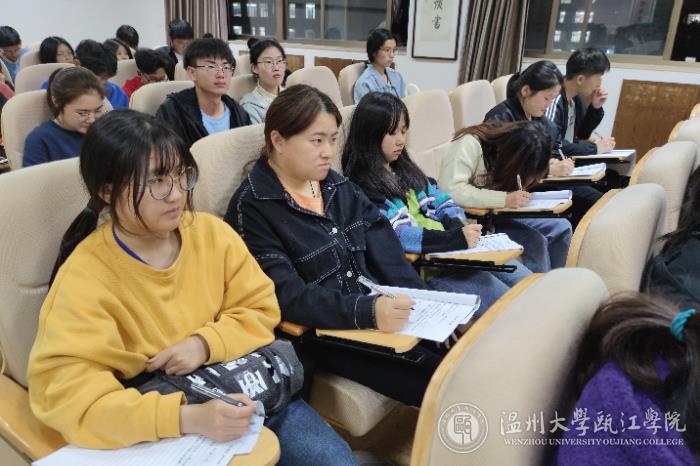 学员专注听讲，认真做笔记（一）.jpg
