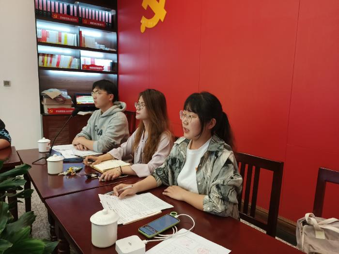 李梦月同志主持.jpg