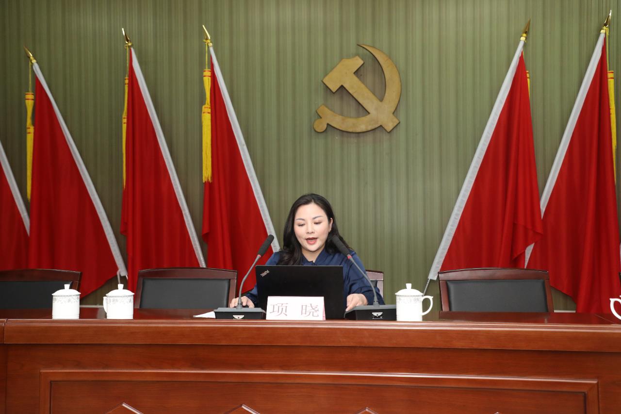 项晓老师上党课.jpg