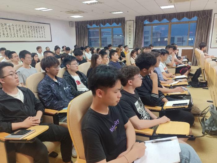 入党积极分子认真听讲.jpg