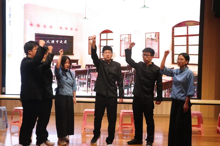 数学学生党支部情景剧：破晓1.JPG