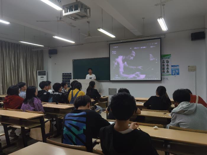 工程类第一学生党支部观影.jpg