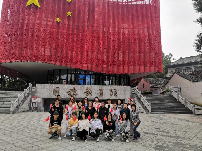 国旗馆师生党员合影.jpg