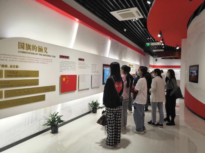 师生党员参观学习.jpg