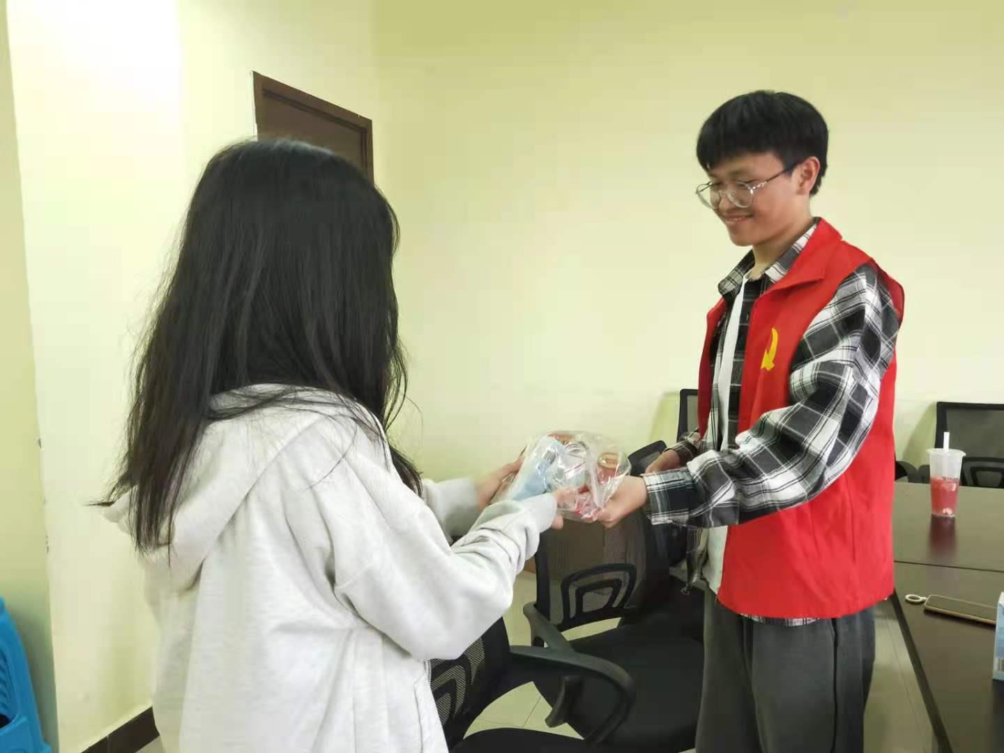 分发福利现场（二）.jpg