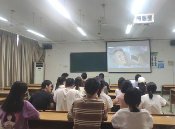 4.全体党员观看影片（第4段后）.jpg