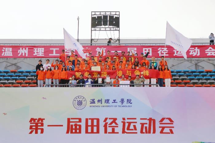 18智电运动员、学生会成员合影.jpeg