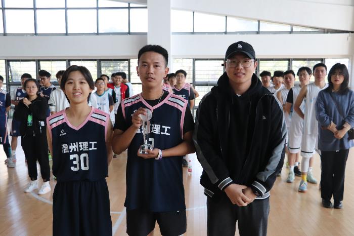 李星云老师为亚军队伍颁奖.jpg