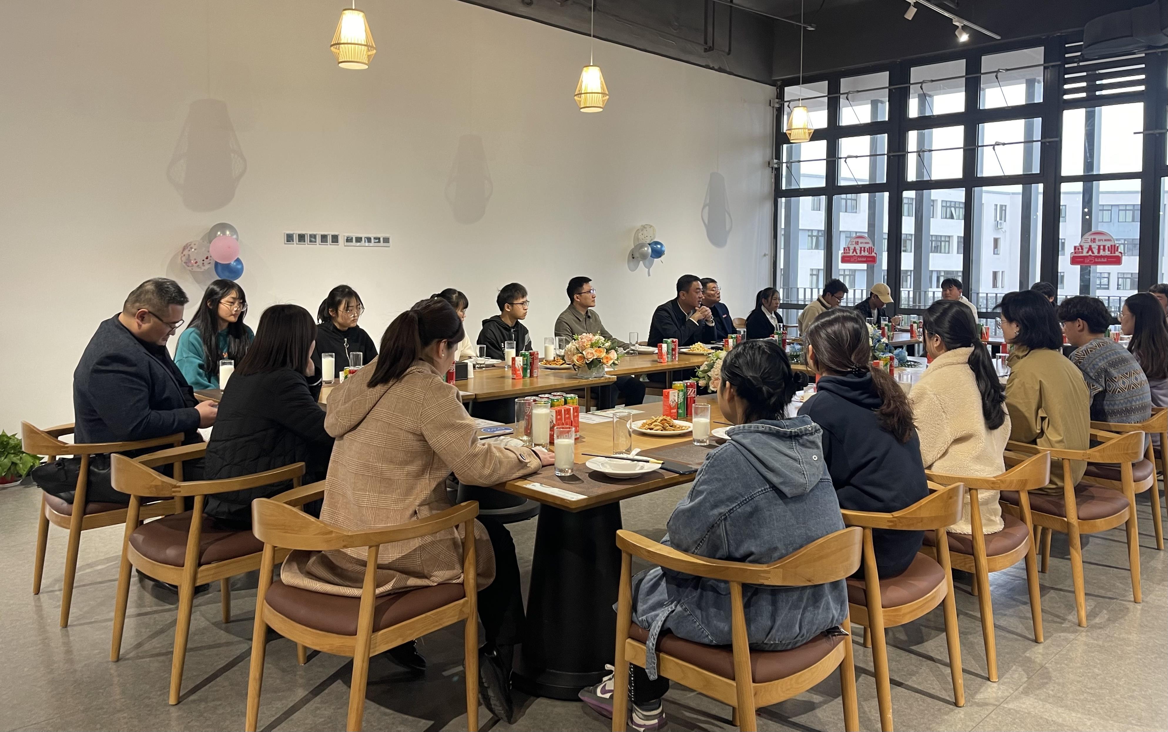 座谈会2.jpg