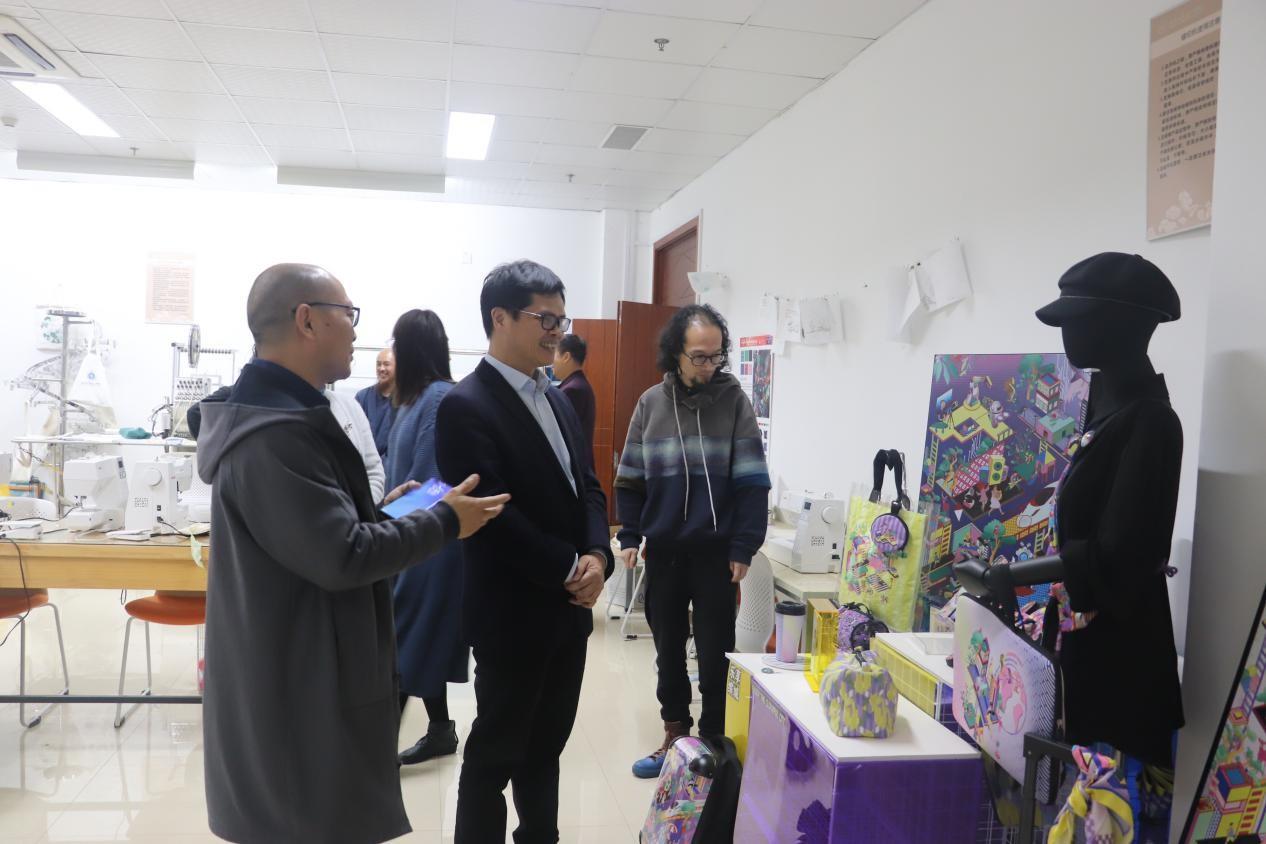 温州理工学院设计艺术学院学院副院长刘明刚讲解现场（饰品成型实验室）.jpg