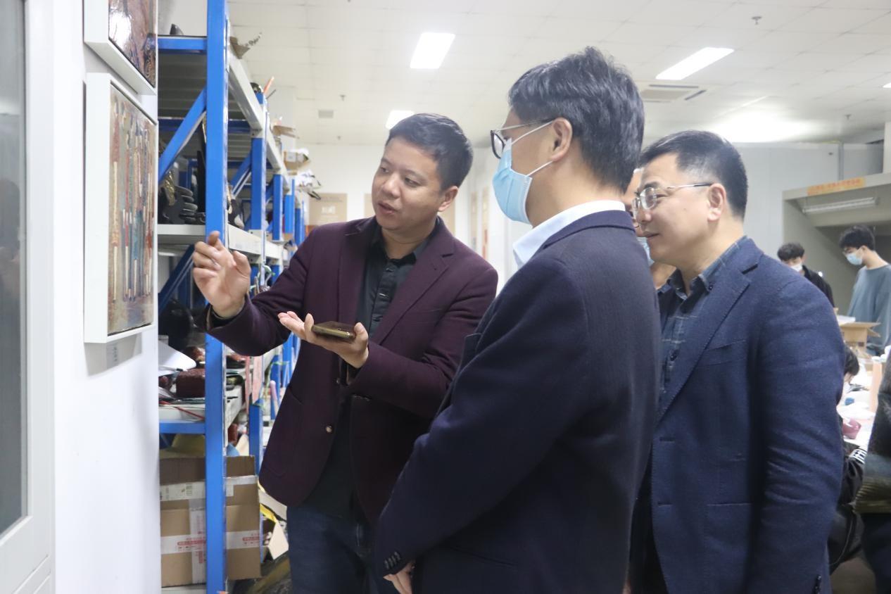 夹苎漆器非遗传承人何必阔老师讲解现场（漆艺实验室）.jpg