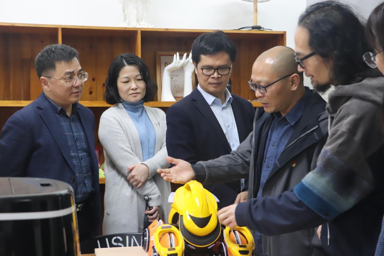 温州理工学院设计艺术学院学院副院长刘明刚讲解现场（产品自动成型实验室）.jpg