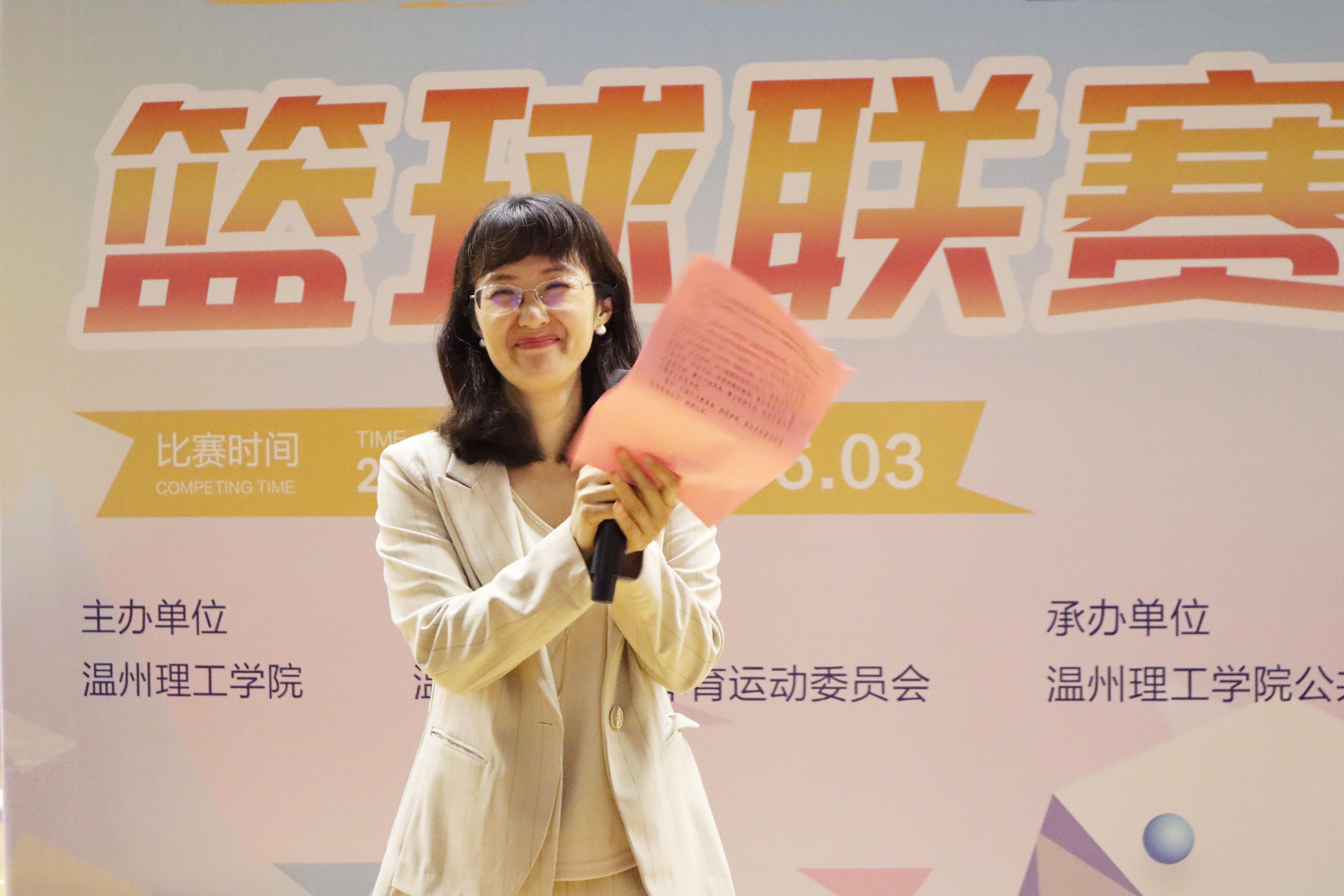 发言宣布开幕.jpg
