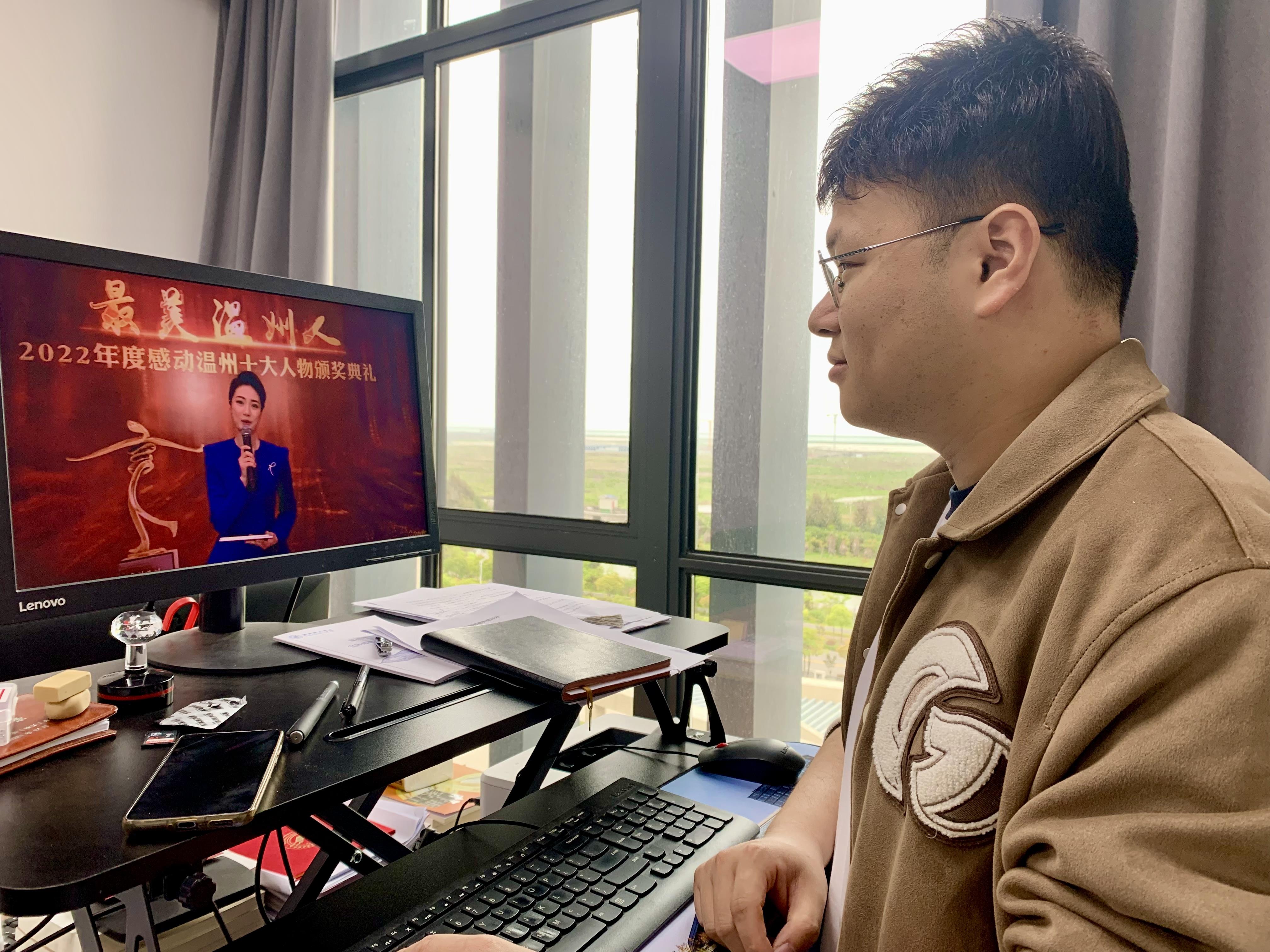 支部党员观看2022年最美温州人颁奖典礼直播回放.jpg