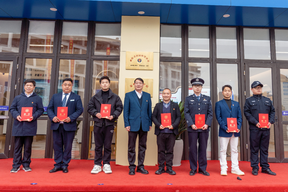 颁发聘书.jpg